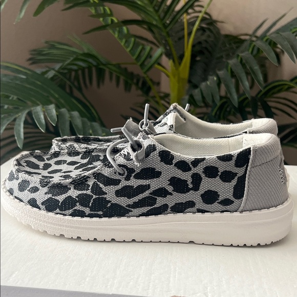Hey Dude Women’s Wendy Leopard Sparkle Shoes - Picture 5 of 9